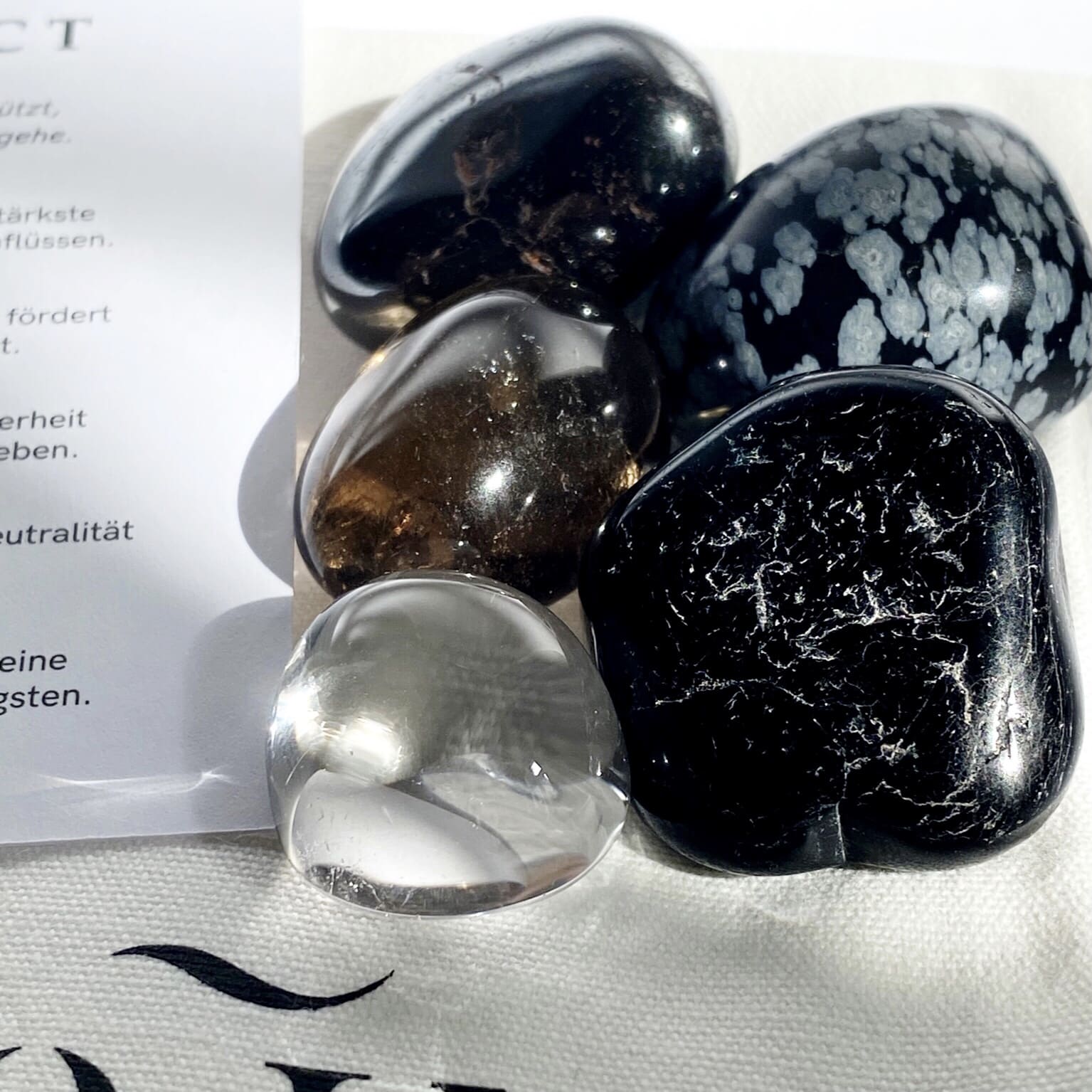 Sicherheit Heilsteine-Kit im Baumwollsäckchen mit 5 Trommelsteinen und Kärtchen mit Affirmation und Eigenschaften der Steine: Hämatit, Turmalin, Bergkristall, Rauchquarz, Schneeflocken-Obsidian